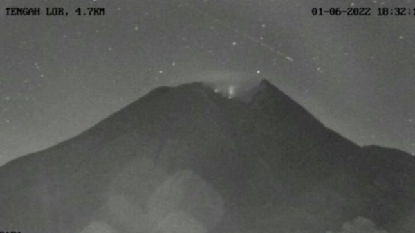 Heboh-Cahaya-Terang-di-Atas-Gunung-Merapi-Diduga-UFO-BRIN-dan-BPPTKG-Buka-Suara.