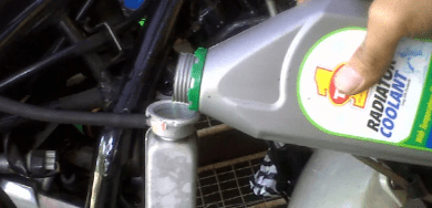 Ternyata-Mudah-Ini-Cara-Mengisi-Air-Radiator-Motor-Sendiri