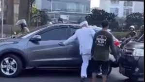 Aksi Terbaru Seorang Pengantin Ngamuk Hingga Tendang Mobil di Jakarta Selatan