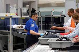 Alasan Mengapa Membawa Laptop di Bandara Harus Diperiksa