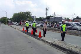 Situasi Arus Lalu Lintas di Traffic Light Daan Mogot Baru Kalideres Jakarta Barat: Tantangan dan Solusi
